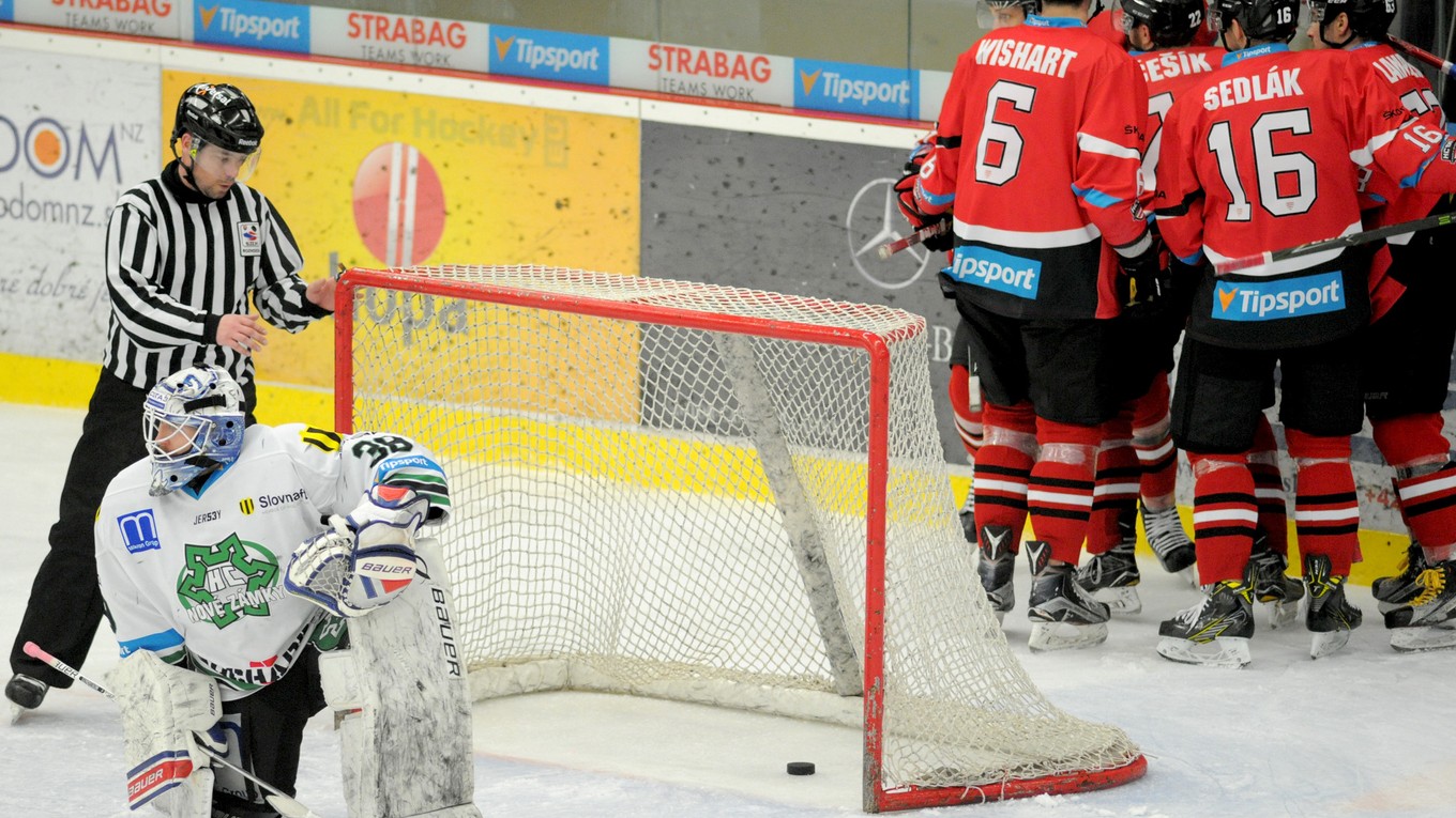 Hokejisti Banskej Bystrice oslavujú jeden z gólov do siete Nových Zámmkov