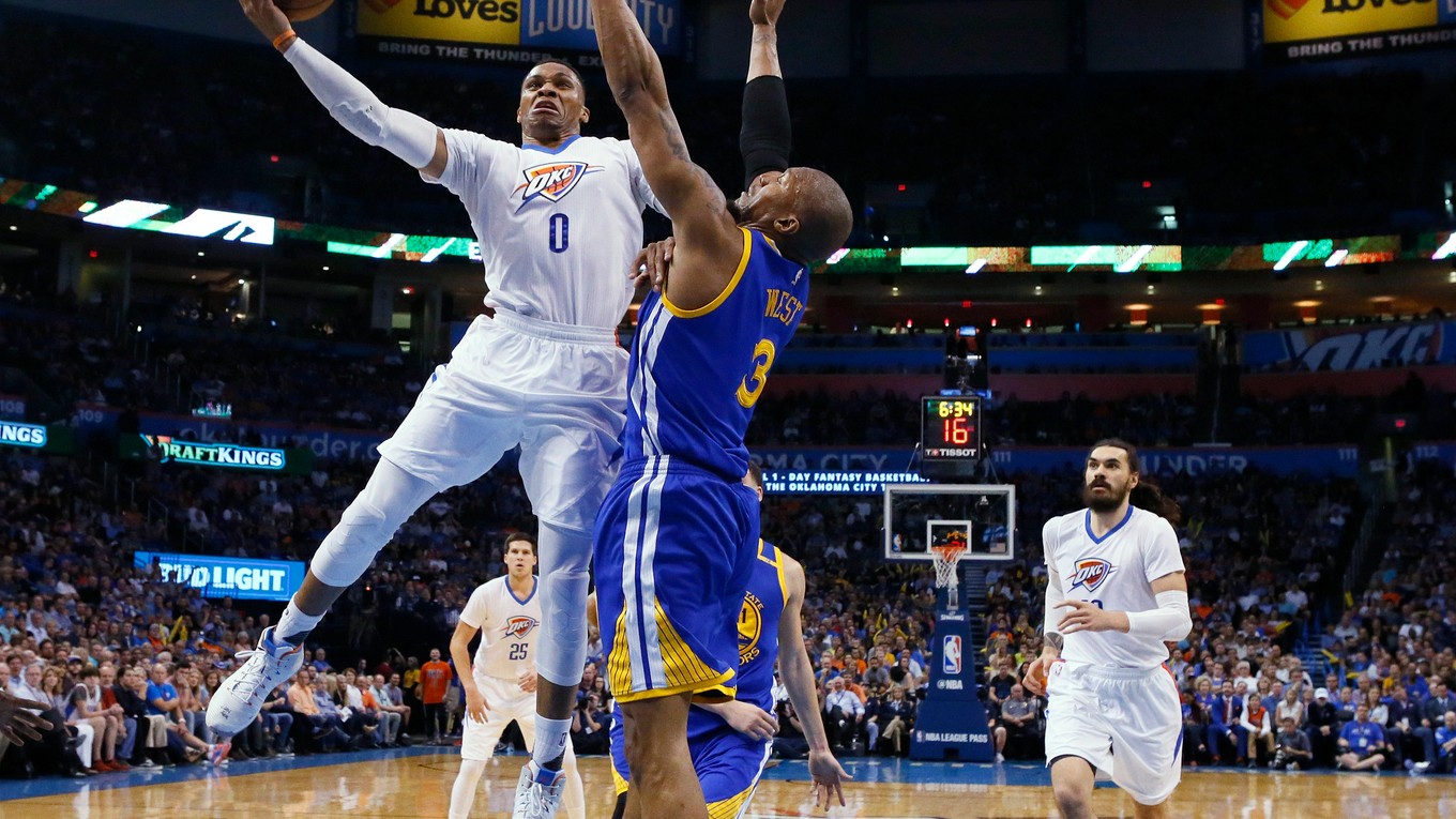 Russell Westbrook (vľavo).