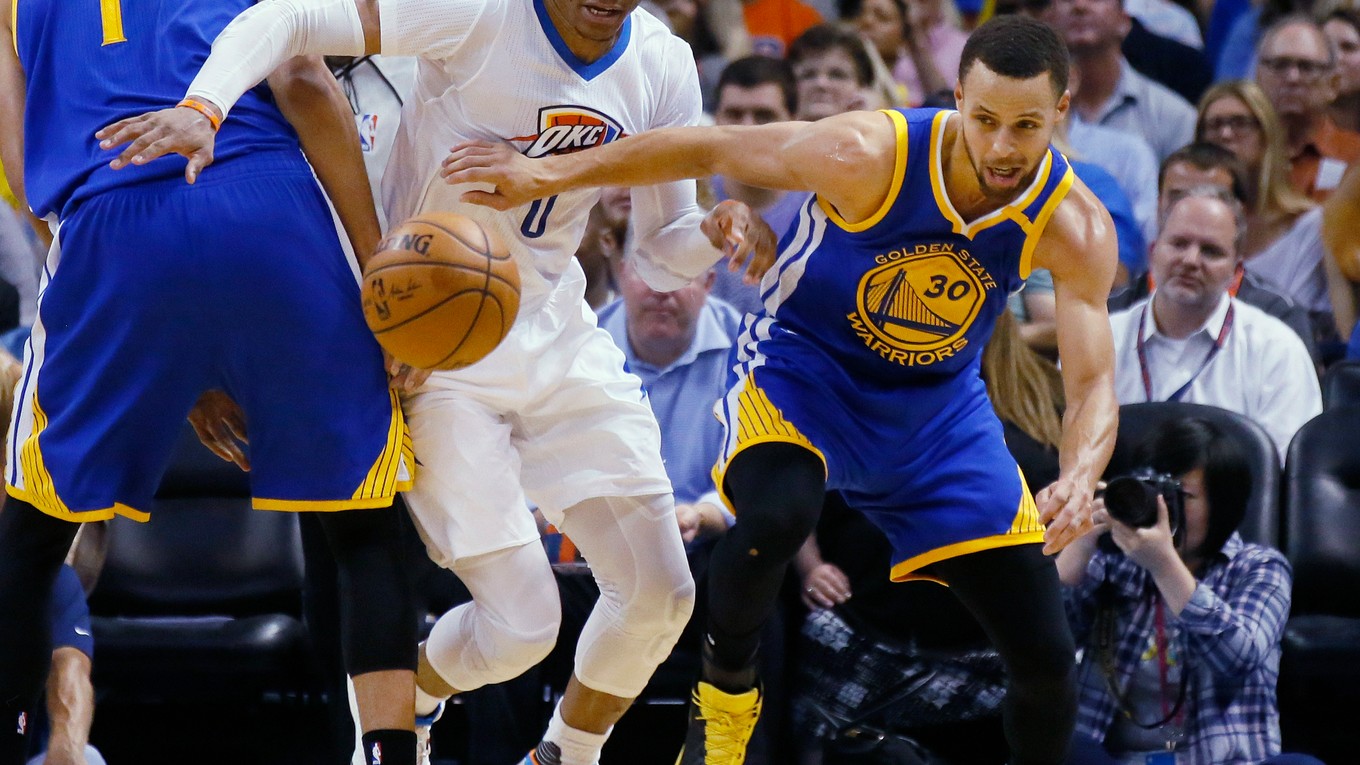 Russel Westbrook (v strede) a Stephen Curry (vpravo) patria v súčasnosti k najväčším hviezdam súťaže.