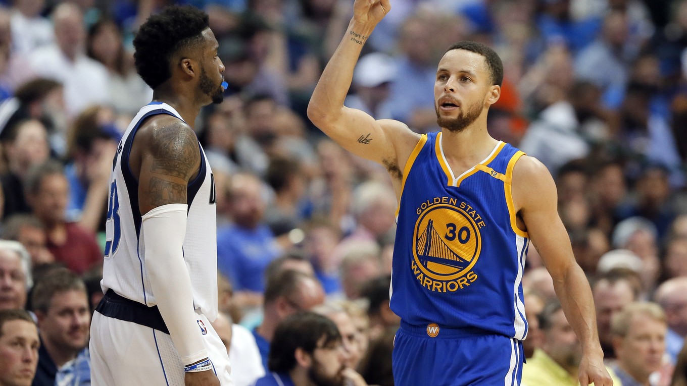 Stephen Curry (vpravo) mal viac dôvodov na radosť.