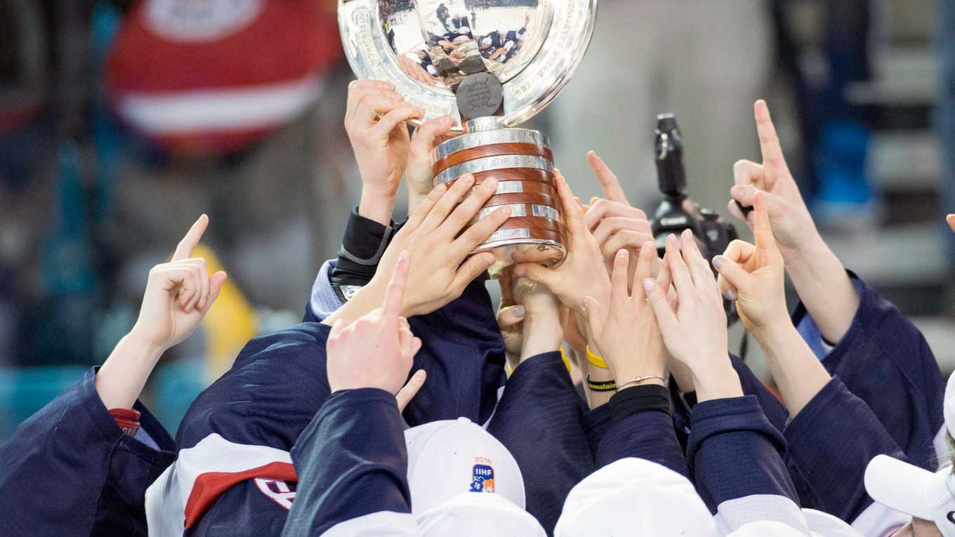 Vlani hokejistky USA dvíhali nad hlavu majstrovský pohár.