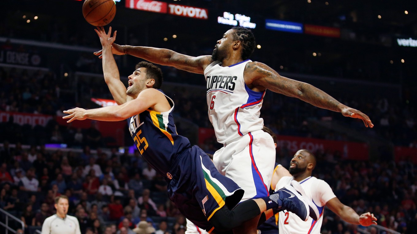 Basketbalisti Los Angeles Clippers zvíťazili v noci na nedeľu v zámorskej NBA doma nad Utahom Jazz 108:95 a zabezpečili si miestenku do play off. 