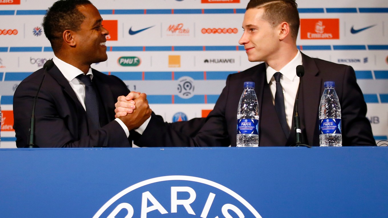 Patrick Kluivert (vľavo) je v súčasnosti športovým riaditeľom PSG.