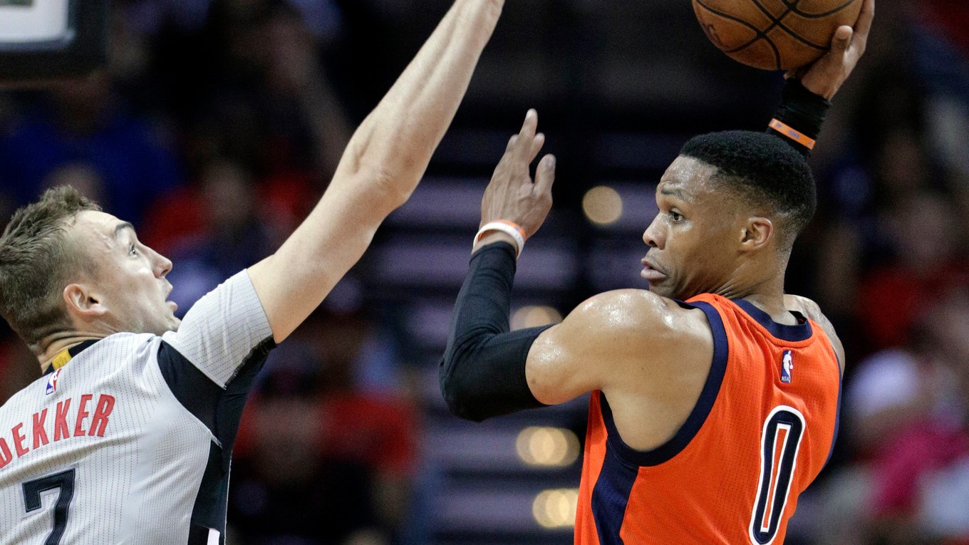 Sam Dekker z Houstonu (vľavo) sa pokúša zblokovať prihrávku Russella Westbrooka.