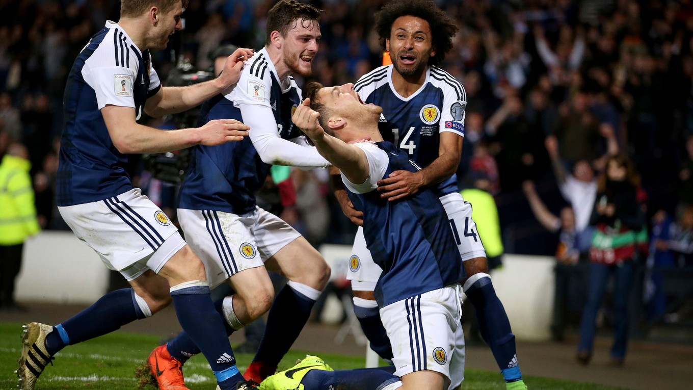 Futbalisti Škótska oslavujú jediný gól zápasu v podaní Chrisa Martina.