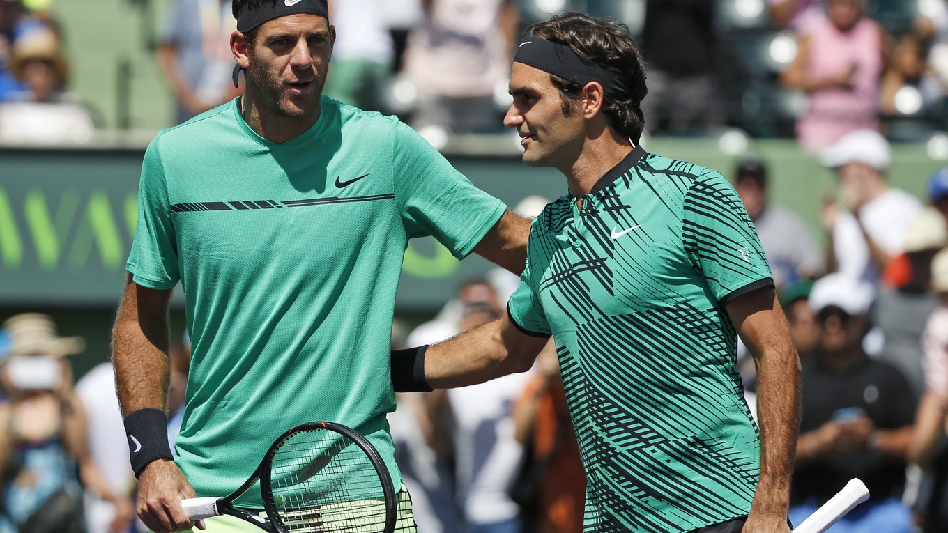 Juan Martín del Potro (vľavo) gratuluje Rogerovi Federerovi k víťazstvu, ilustračná fotografia.