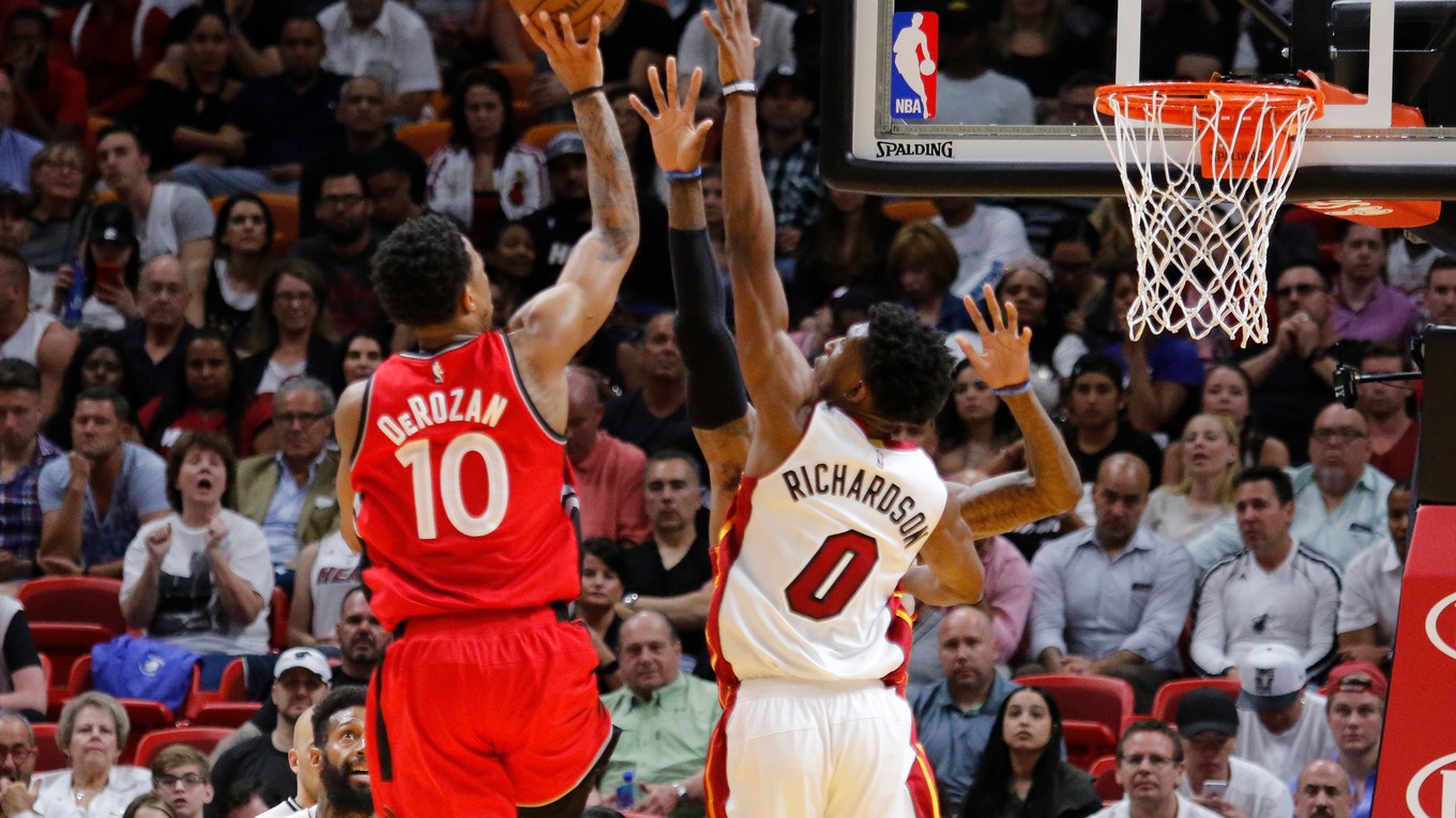 DeMar DeRozan (vľavo) zakončuje na kôš v minulotýždňovom zápase proti Miami.