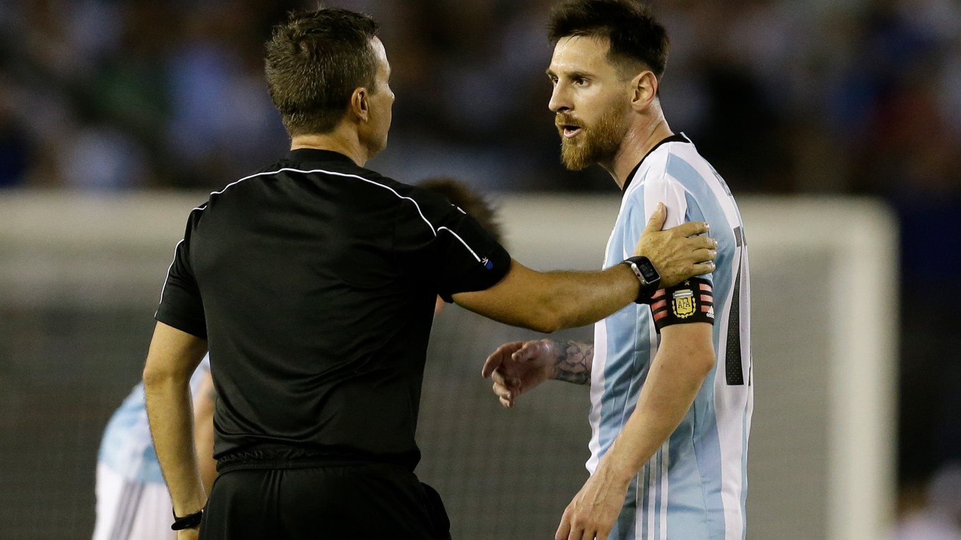 Lionel Messi mal v medzištátnom súboji Argentíny a Čile uraziť rozhodcu, za čo dostal štvorzápasový dištanc. V ďalšom zápase však môže nastúpiť.