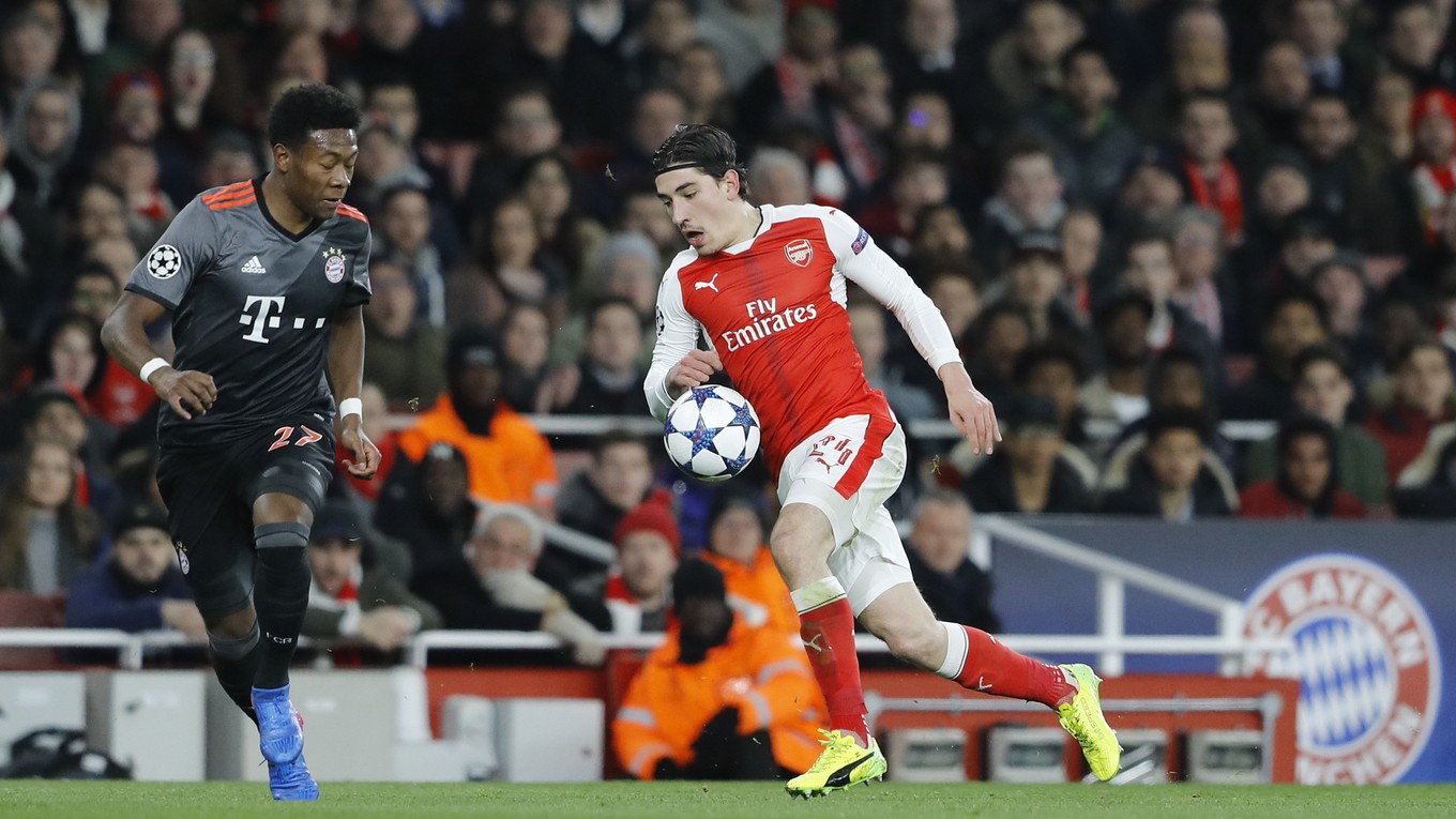 Hráč Arsenalu Hector Bellerin (vpravo) v súboji s Davidom Alabom z Bayernu vo futbalovom zápase osemfinále Ligy majstrov medzi Arsenal Londýn - Bayern Mníchov v Londýne 7. marca 2017.
