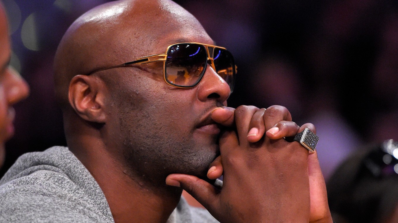 Lamar Odom sleduje zápasy už iba z civilu.