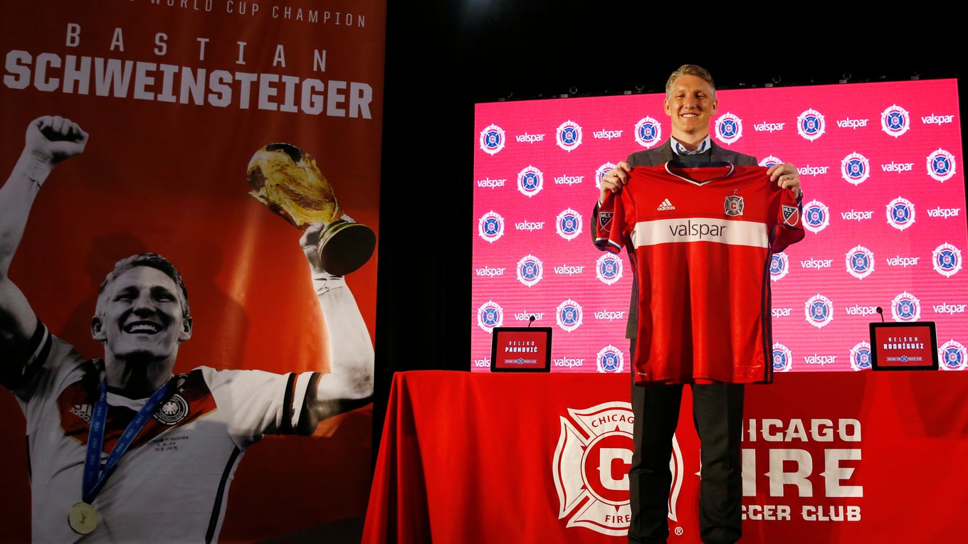 Bastian Schweinsteiger pózuje s dresom Chicaga Fire.