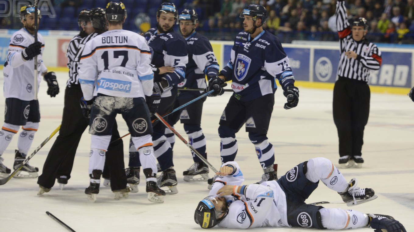 Tibor Varga po zákroku Martina Kozáka.