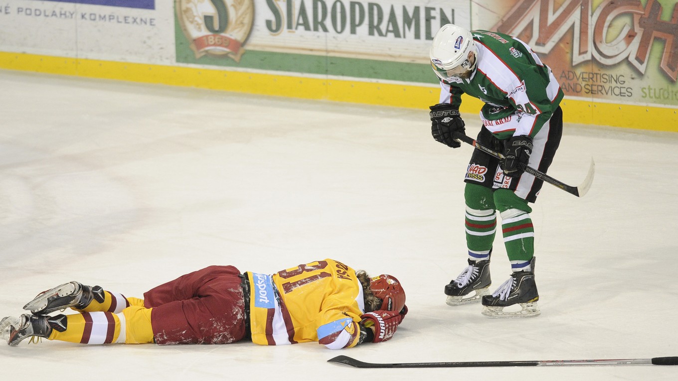Marcel Hossa (Trenčín) a nad ním Ľubomír Škápik (Skalica).