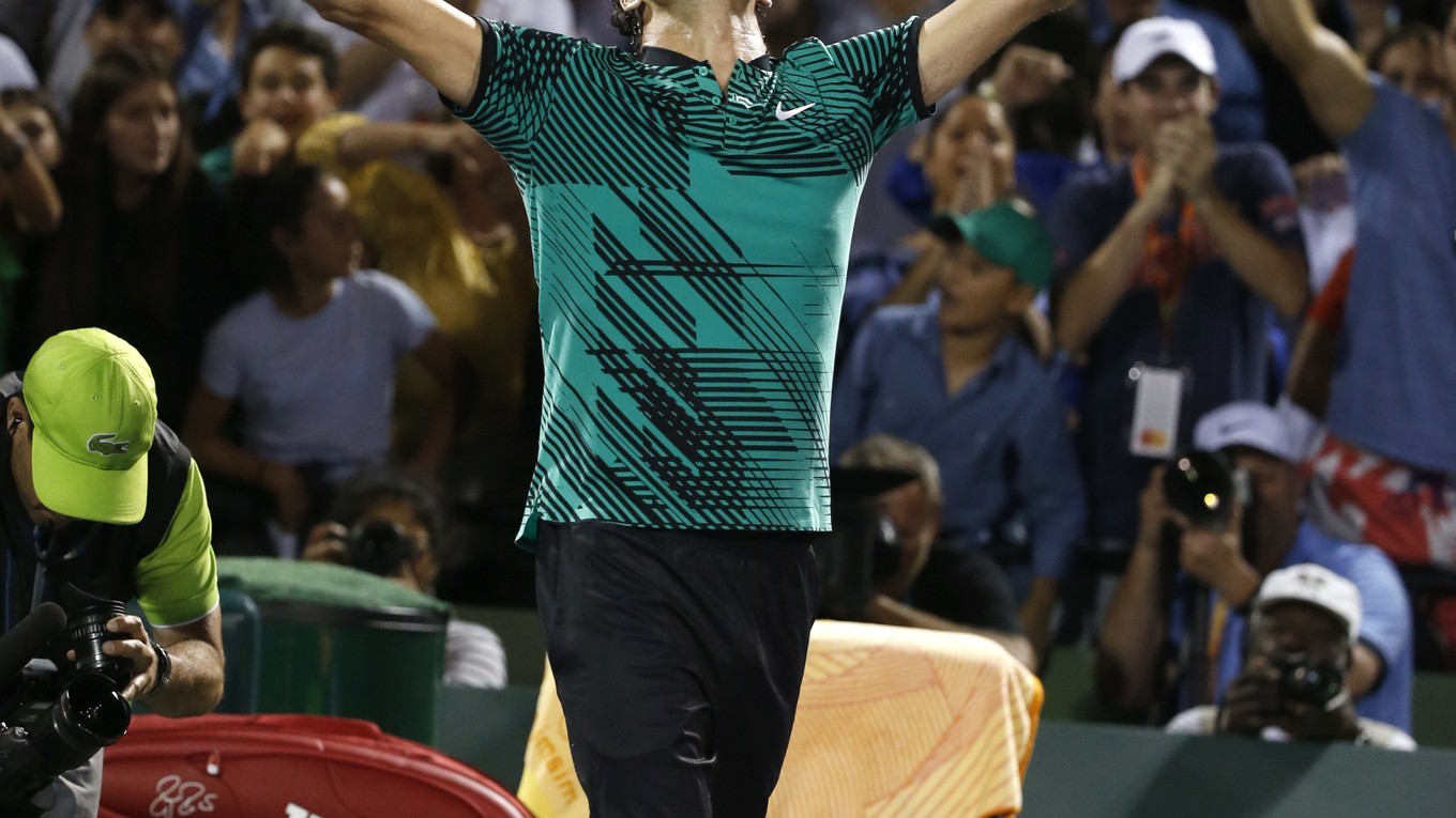 Roger Federer vybojoval víťazstvo nad Nickom Kyrgiosom po mimoriadne tuhom boji.