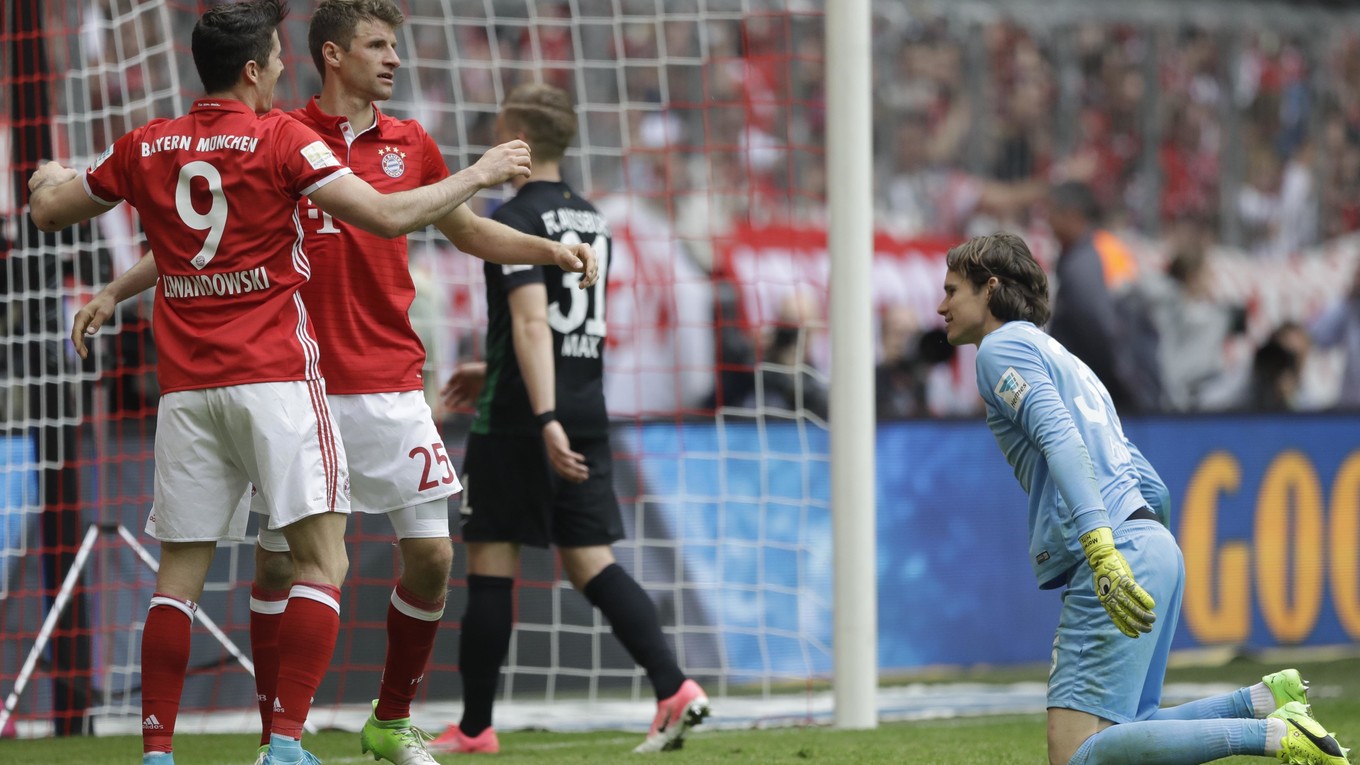Robert Lewandowski (vľavo) oslavuje so svojím spoluhráčom Thomasom Müllerom jeden z gólov Bayernu do siete Augsburgu.