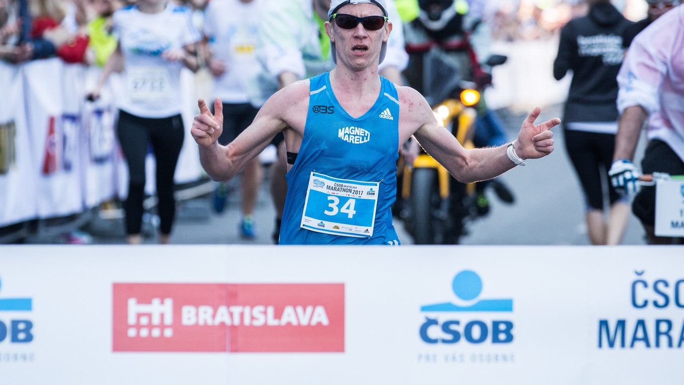 Jozef Urban prechádza cieľom Bratislavského maratónu.