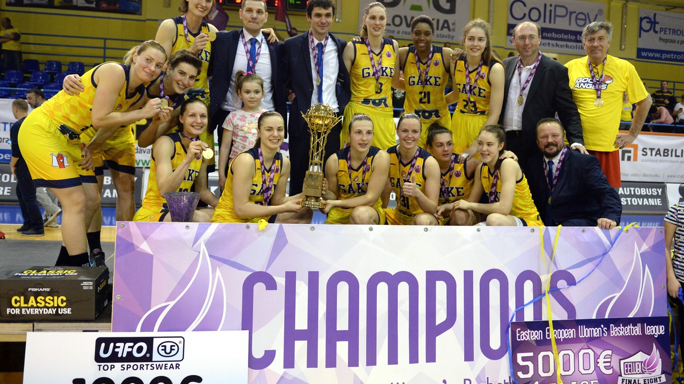 Basketbalistky Košíc pózujú s víťaznou trofejou.