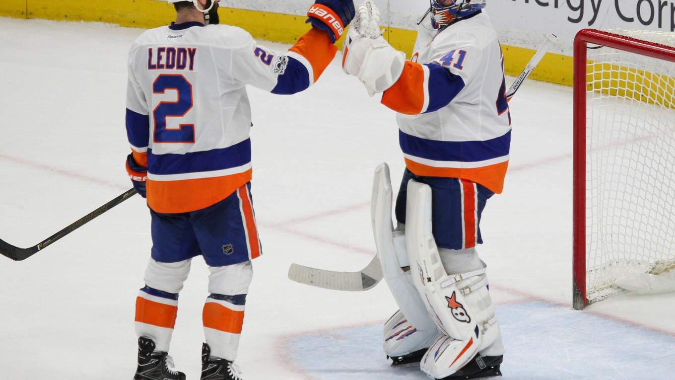 Jaroslav Halák (vpravo) sa teší z víťazstva so spoluhráčom Nickom Leddym.