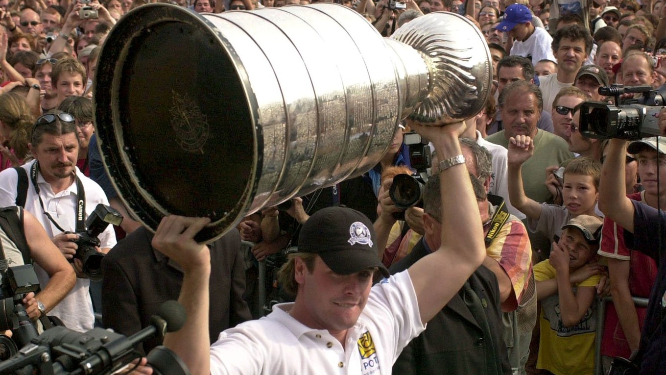 Martin Cibák na fotografii z roku 2004 pózuje so Stanley Cupom.