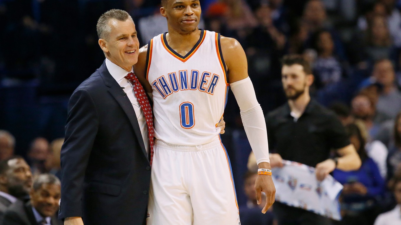 Tréner Oklahomy Bill Donovan (vľavo) blahoželá Russellovi Westbrookovi k skvelému zápisu.