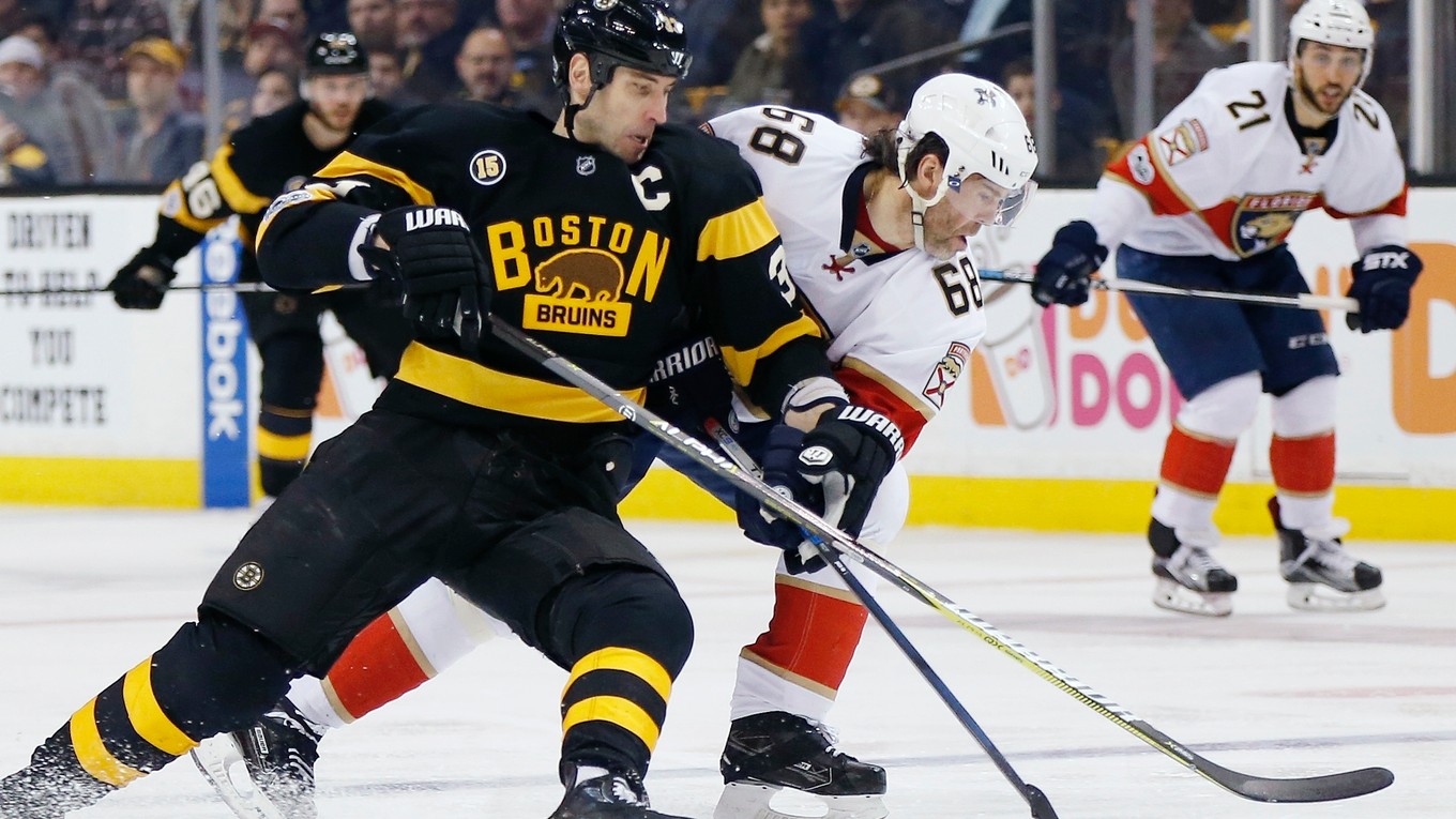 Jaromír Jágr aj ako 45-ročný podáva výborné výkony. Na snímke bojuje o puk s kapitánom Bostonu Bruins Zdenom Chárom.