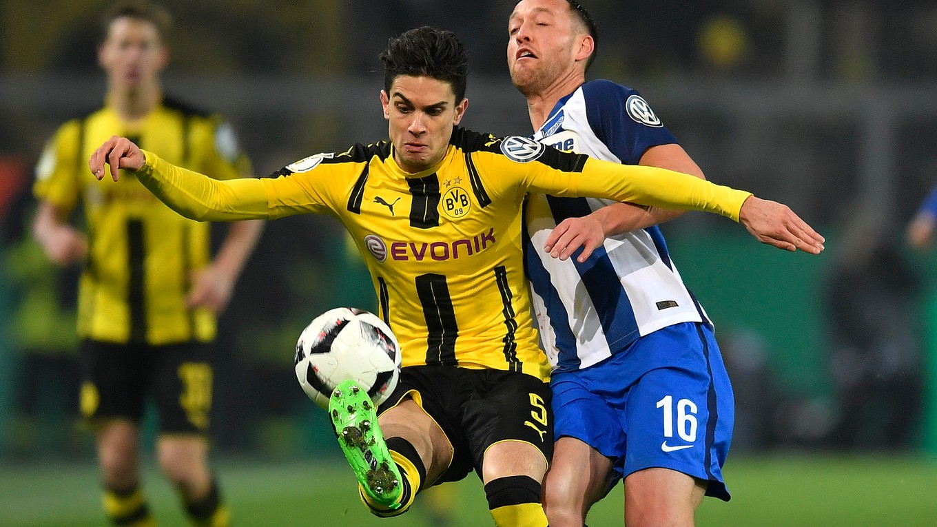 Marc Bartra (v strede).
