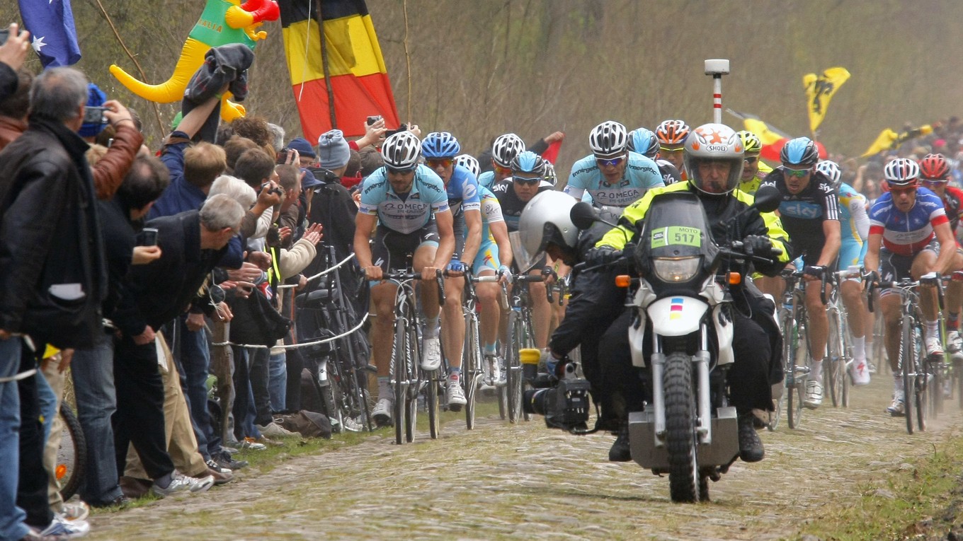 Cyklisti pôjdu po dlažobných kockách počas 9. etapy na Tour de France 2018.