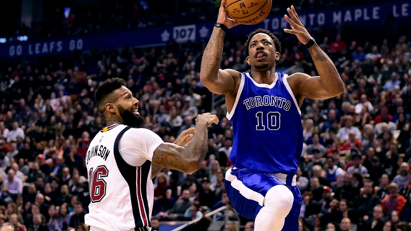 DeMar DeRozan (vpravo) zakončuje na kôš v zápase proti Miami.