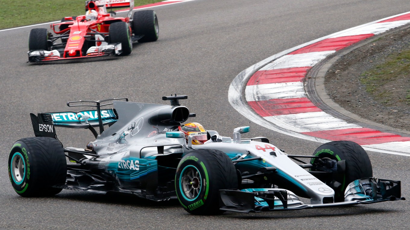 Víťaz veľkej ceny Lewis Hamilton na Mercedese, za ním druhý Sebastian Vettel na Ferrari.