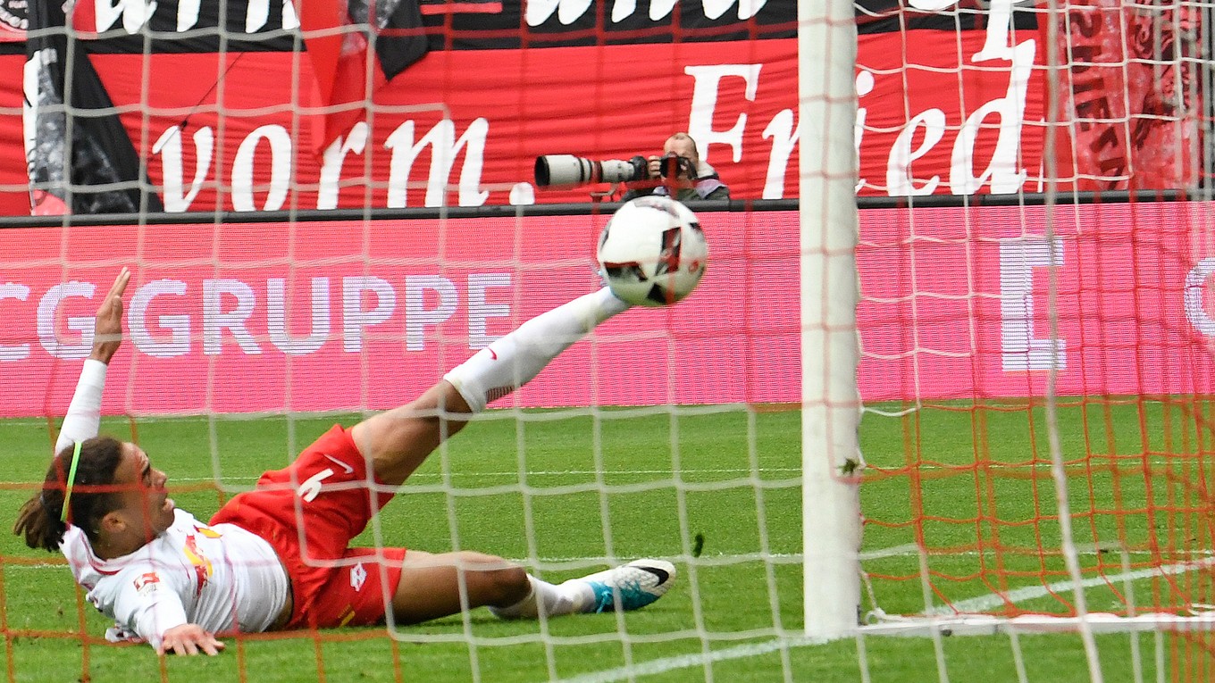 Hráč Lipska Yussuf Poulsen strieľa jediný gól zápasu.