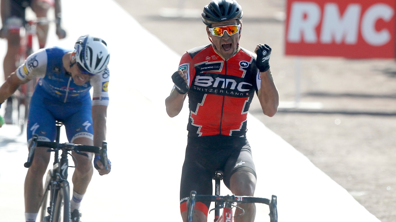 Greg van Avermaet (vpravo) v cieli pretekov Paríž - Roubaix.