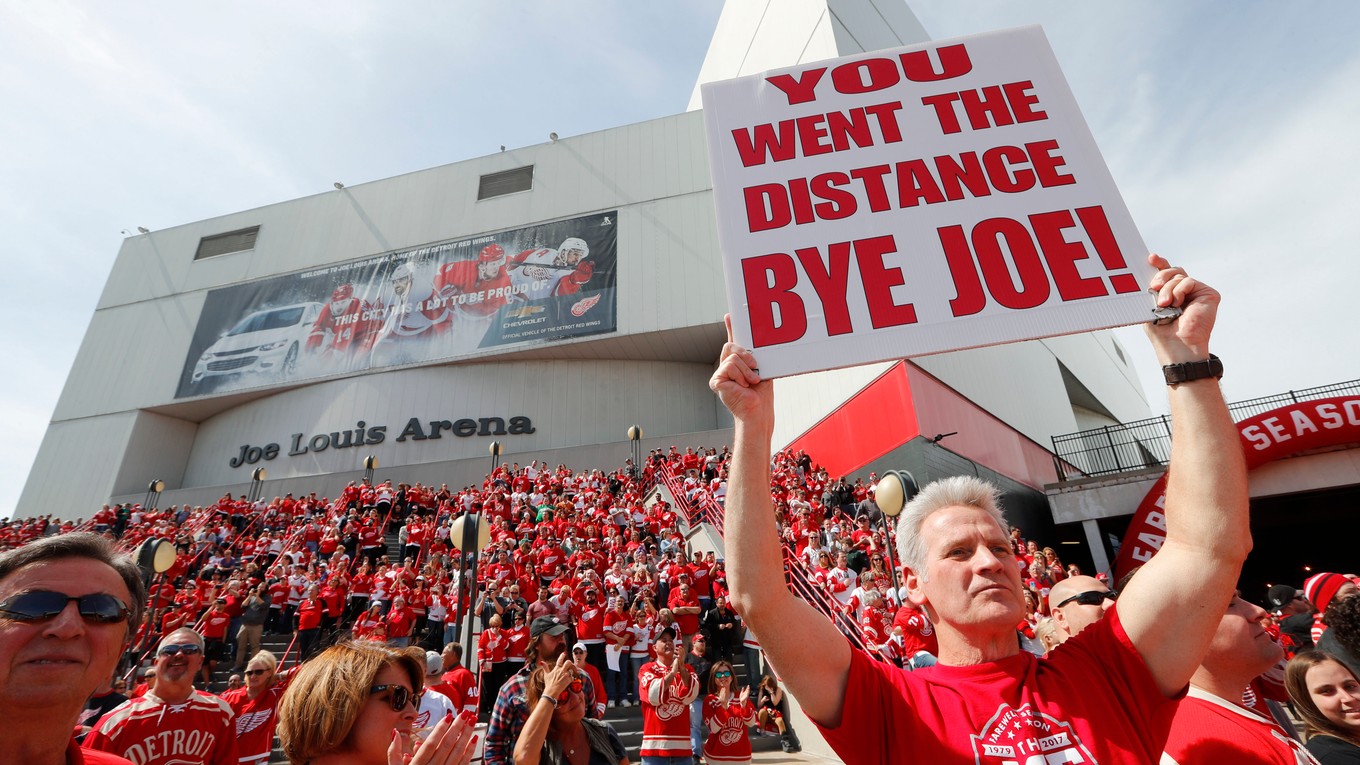Fanúšikovia sa lúčili s arénou Joea Louisa v Detroite.