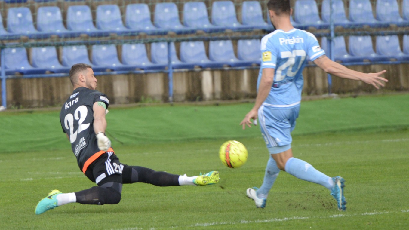 Na snímke z prvého zápasu semifinále strieľa Tamás Priskin (vpravo) jeden z dvoch gólov Slovana do siete Michaloviec.