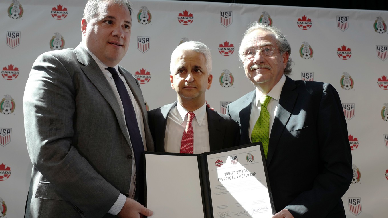 Prezident Kanadskej futbalovej asociácie Victor Montagliani (vľavo), šéf amerického futbalu Sunil Gulati (v strede) a  prezident Mexickej futbalovej federácie Decio de Maria ohlásili spoločnú kandidatúru.