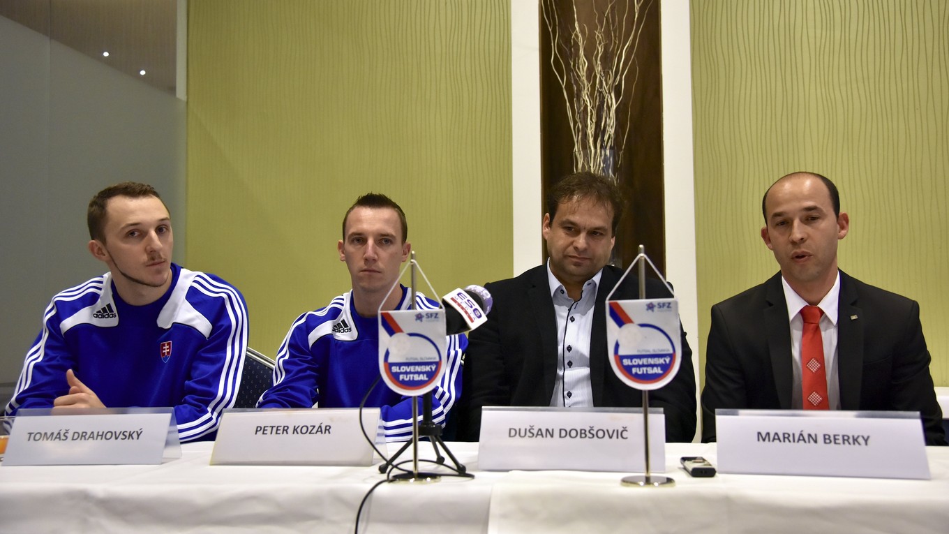  Na snímke zľava slovenský reprezentant vo futsale Tomáš Drahovský, kapitán slovenskej reprezentácie vo futsale Peter Kozár, predseda Slovenského futsalu Dušan Dobšovič, tréner slovenskej reprezentácie vo futsale Marián Berky.