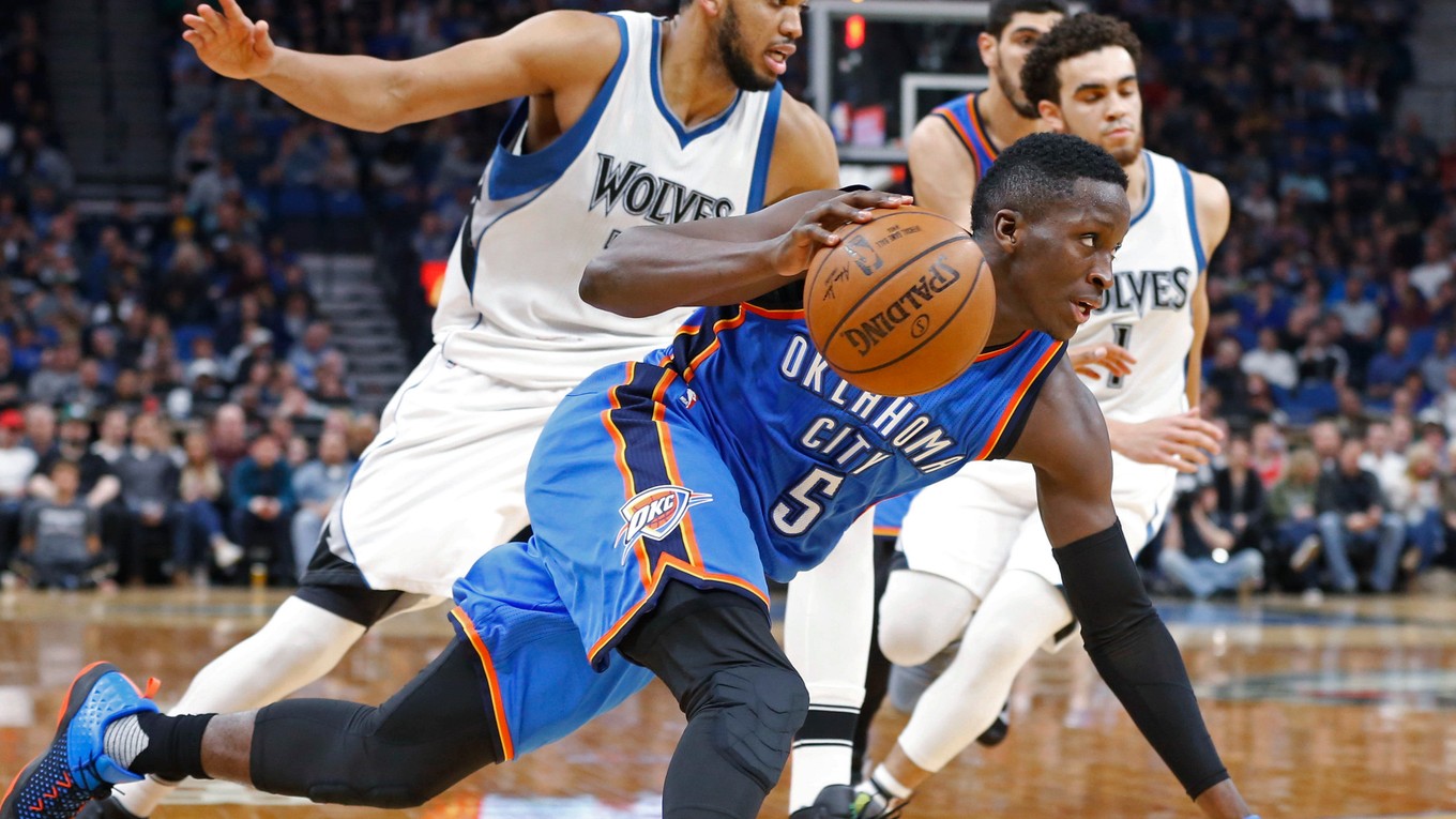 Victor Oladipo (v modrom) bol hrdinom Oklahomy.