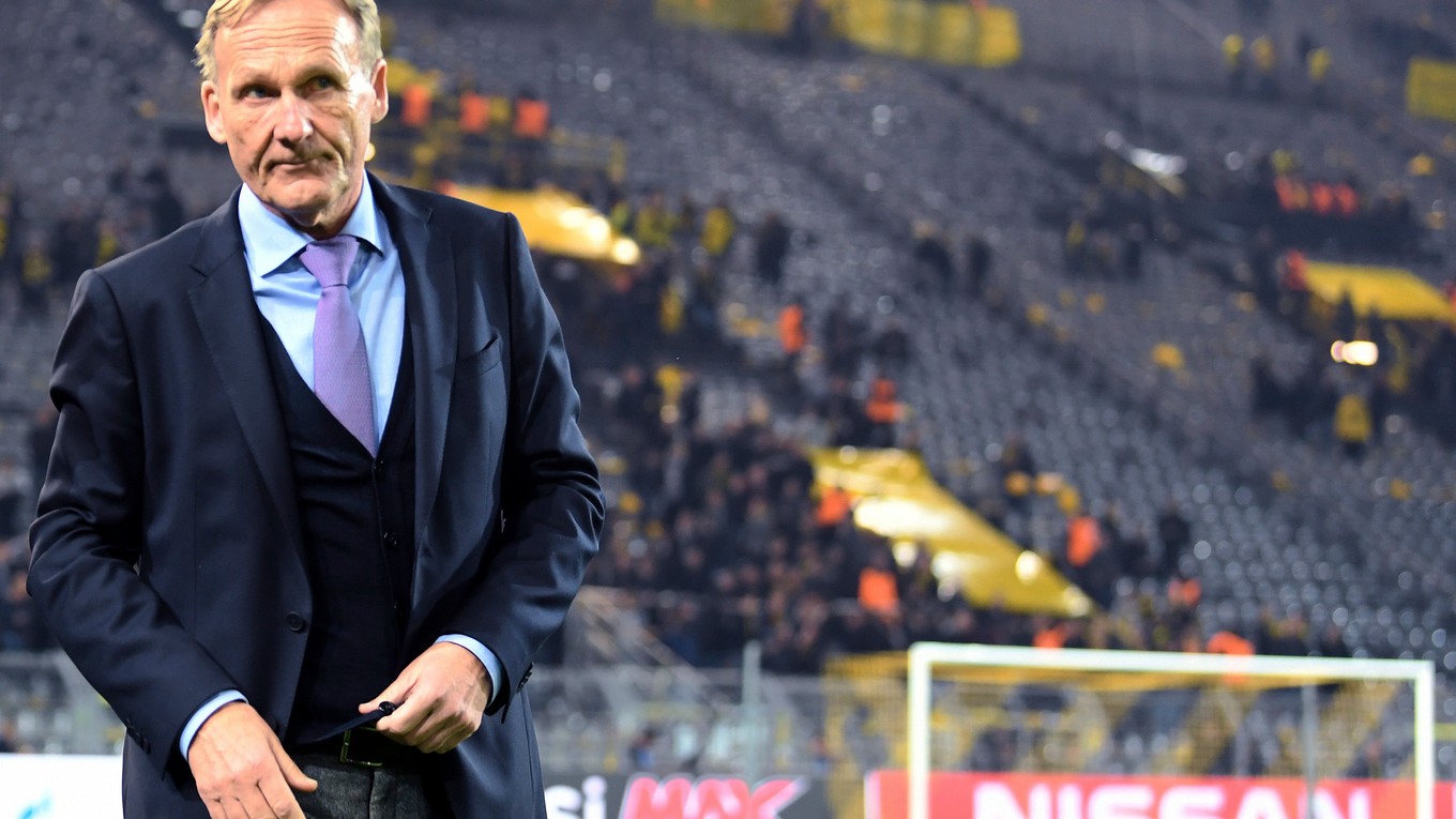 Hans-Joachim Watzke v Signal Iduna Parku po tom, ako bol zápas proti Monacu zrušený.