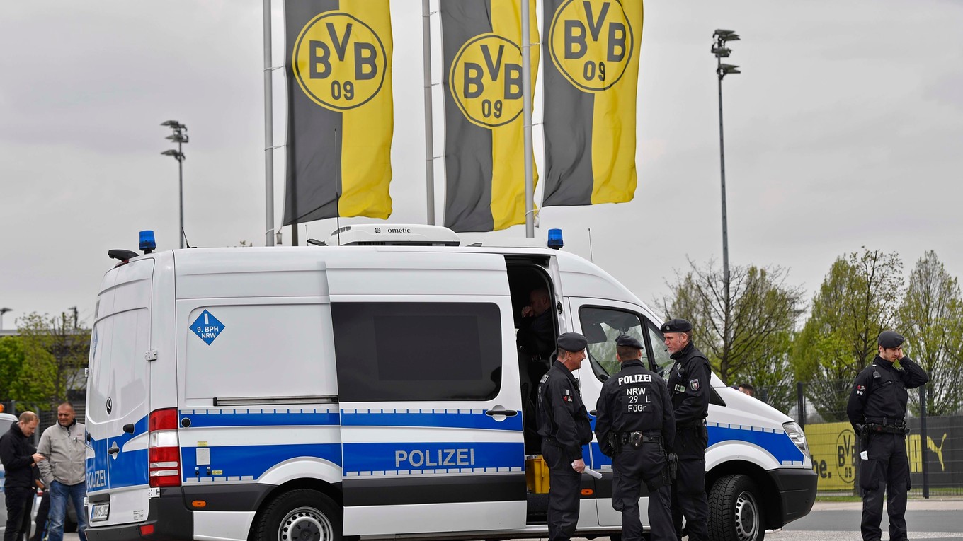 Dortmundská polícia strážila futbalistov pri stredajšom tréningu.