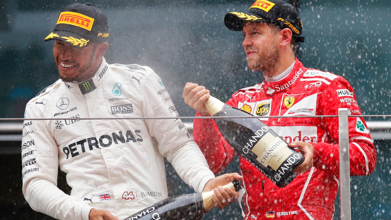 Lewis Hamilton (vľavo) a Sebastian Vettel.