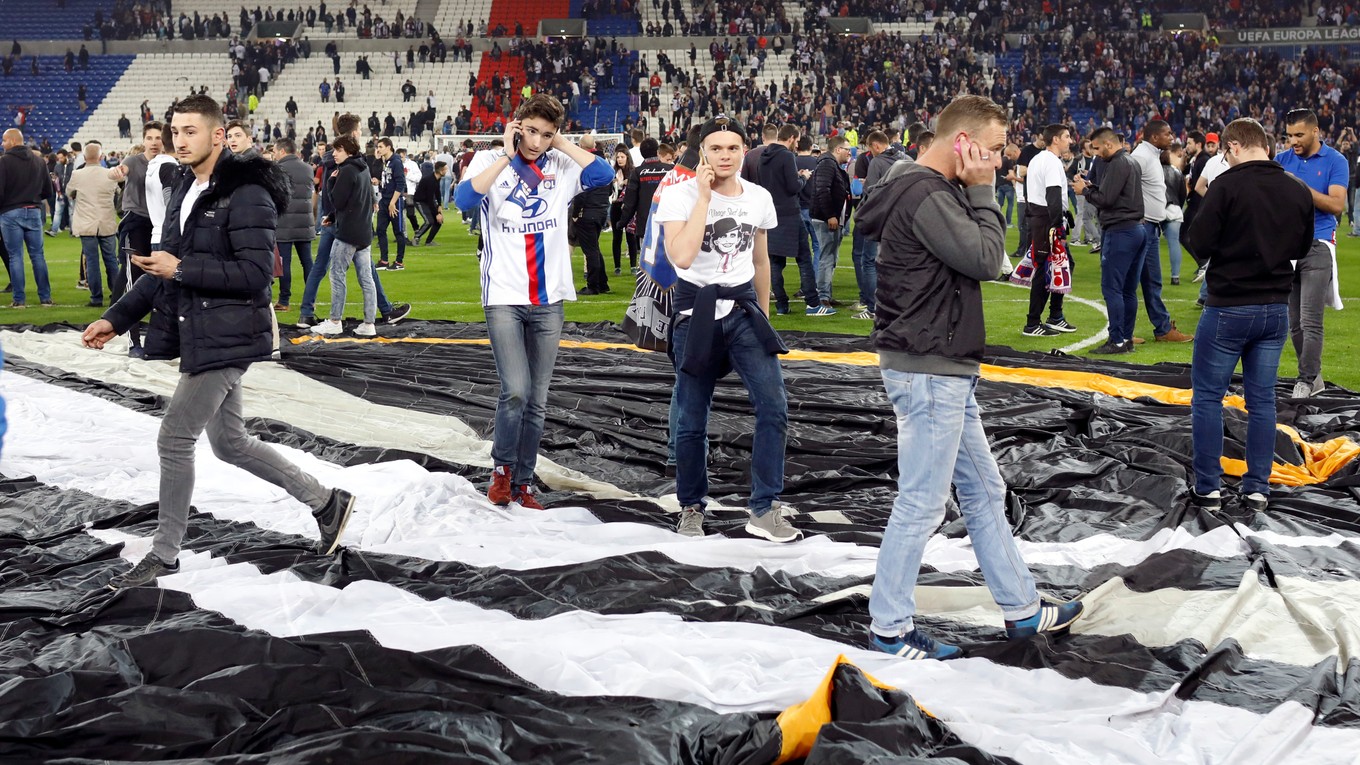 Výtržnosti fanúšikov na štadióne v Lyone spôsobili, že organizátori posunuli plánovaný štart (21.05 h) štvrtkového prvého zápasu štvrťfinále Európskej ligy 2016/17 medzi domácim Olympique Lyon a Besiktasom Istanbul.