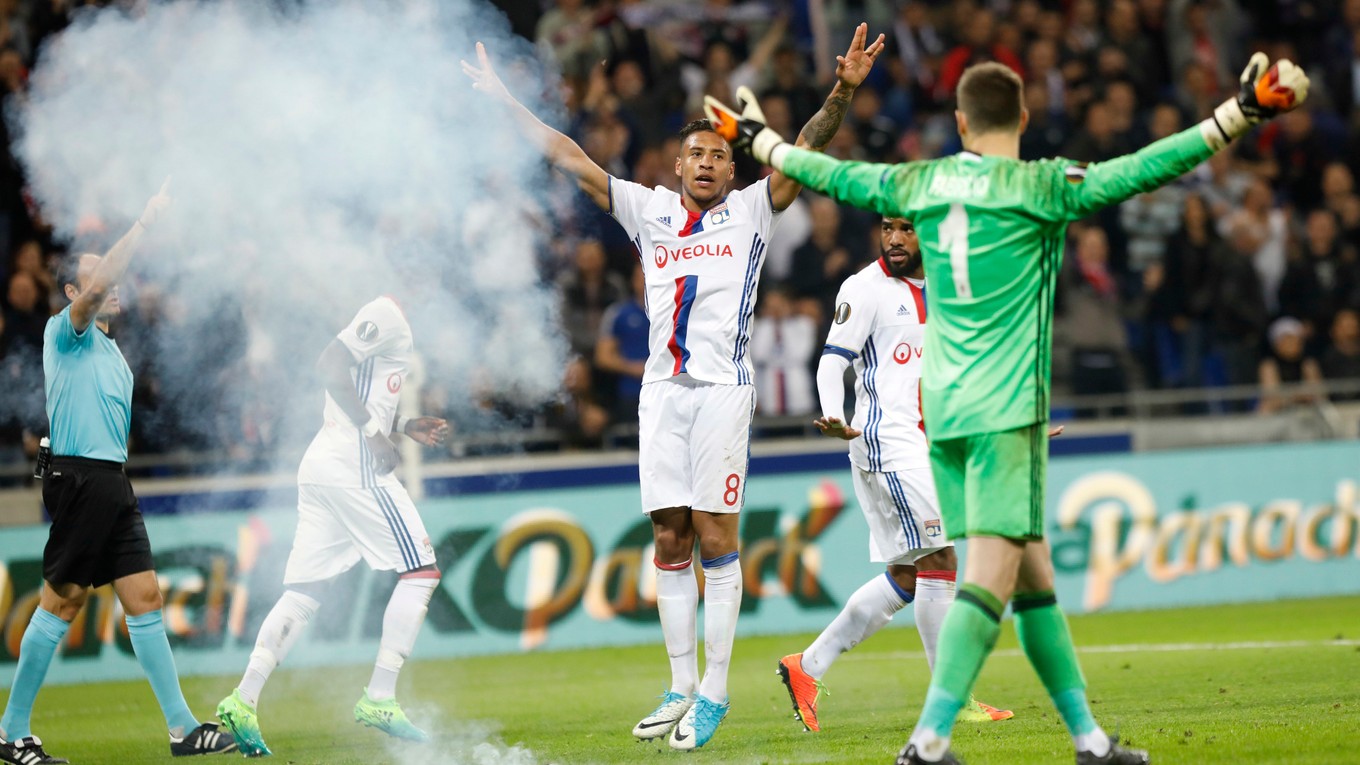 Zápas medzi Lyonom a Besiktasom poznačili výtržnosti.