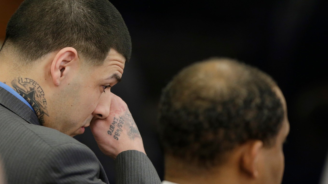 Súd v Bostone v piatok oslobodil bývalého hráča amerického futbalu Aarona Hernandeza, ktorý bol obžalovaný z dvoch vrážd.