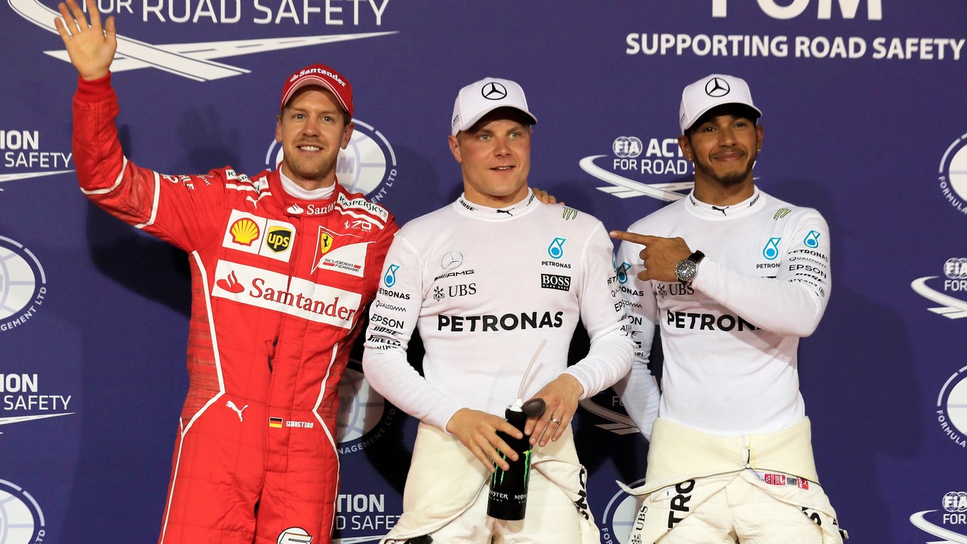 Zľava Sebastian Vettel, Valtteri Bottas a Lewis Hamilton.