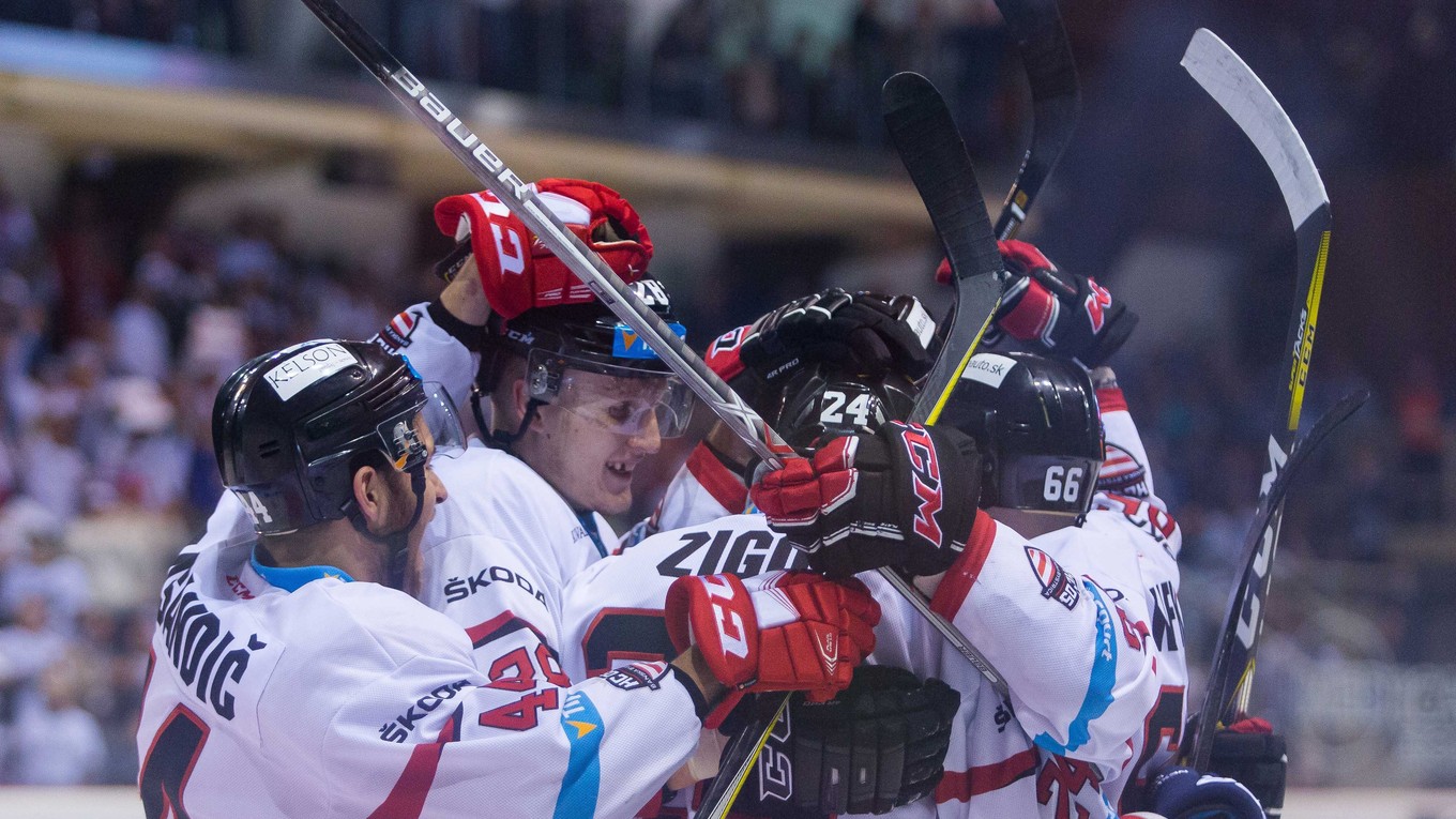 Hráči Banskej Bystrice sa radujú po góle na 1:0.
