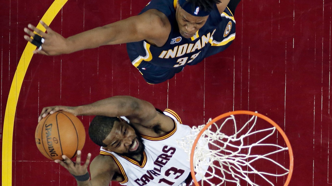 Basketbalisti Clevelandu Cavaliers zdolali v úvodnom zápase štvrťfinále play off Východnej konferencie zámorskej NBA Indianu Pacers tesne 109:108 a ujali sa vedenia v sérii.