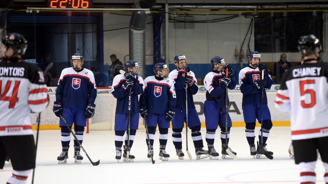Na snímke hráči Slovenska po prehre v zápase skupiny A na majstrovstvách sveta v hokeji hráčov do 18 rokov Slovensko - Kanada na zimnom štadióne v Poprade 15. apríla 2017.