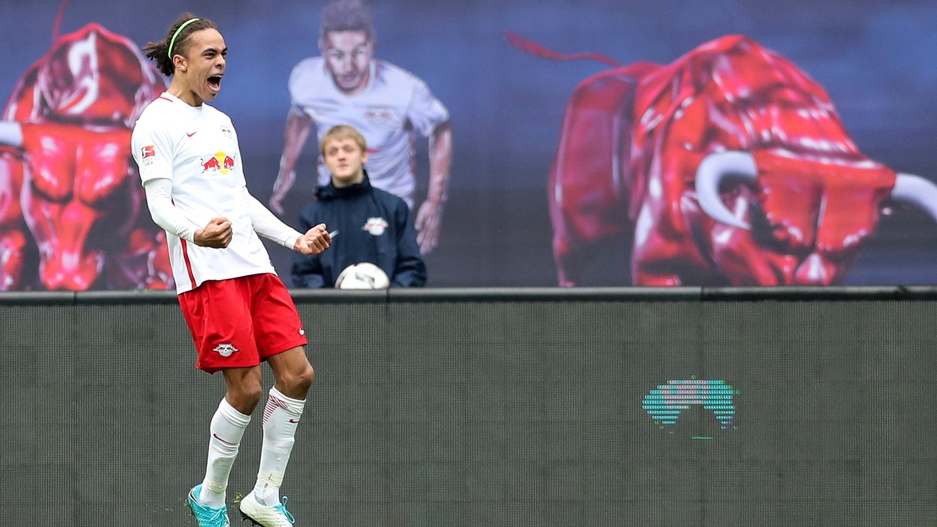 Hráč Lipska Yussuf Poulsen oslavuje gól do bránky Freiburgu vo futbalovom zápase nemeckej Bundesligy RB Lipsko - SC Freiburg na štadióne v Lipsku 15. apríla 2017.