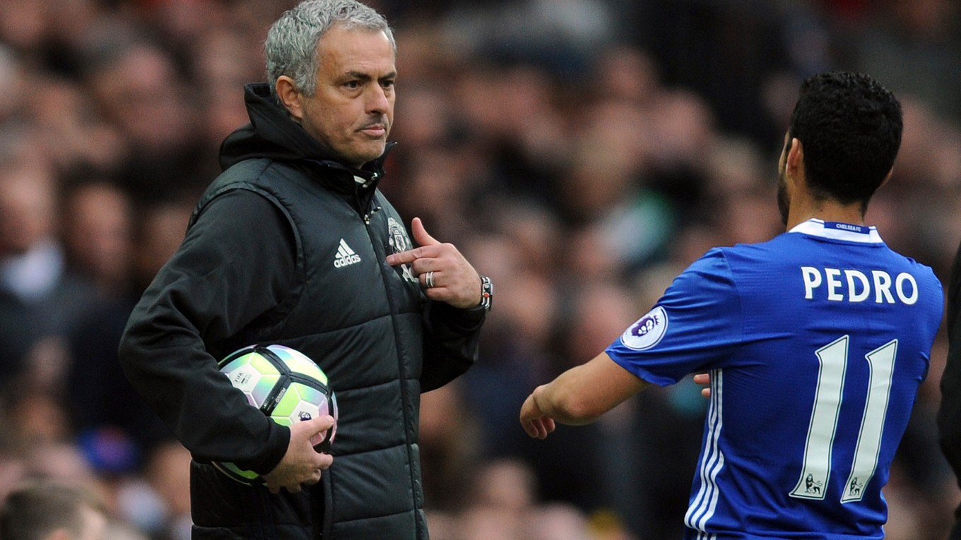 Zverenci Joseho Mourinha (vľavo) zdolali hráčov Chelsea.