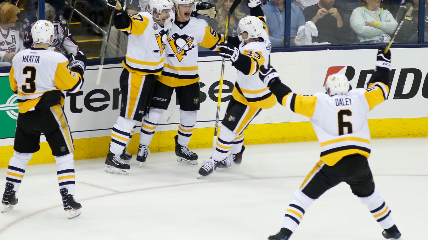 Hokejisti Pittsburghu Penguins oslavujú víťazný gól Jakea Guentzela (v strede) v predĺžení.