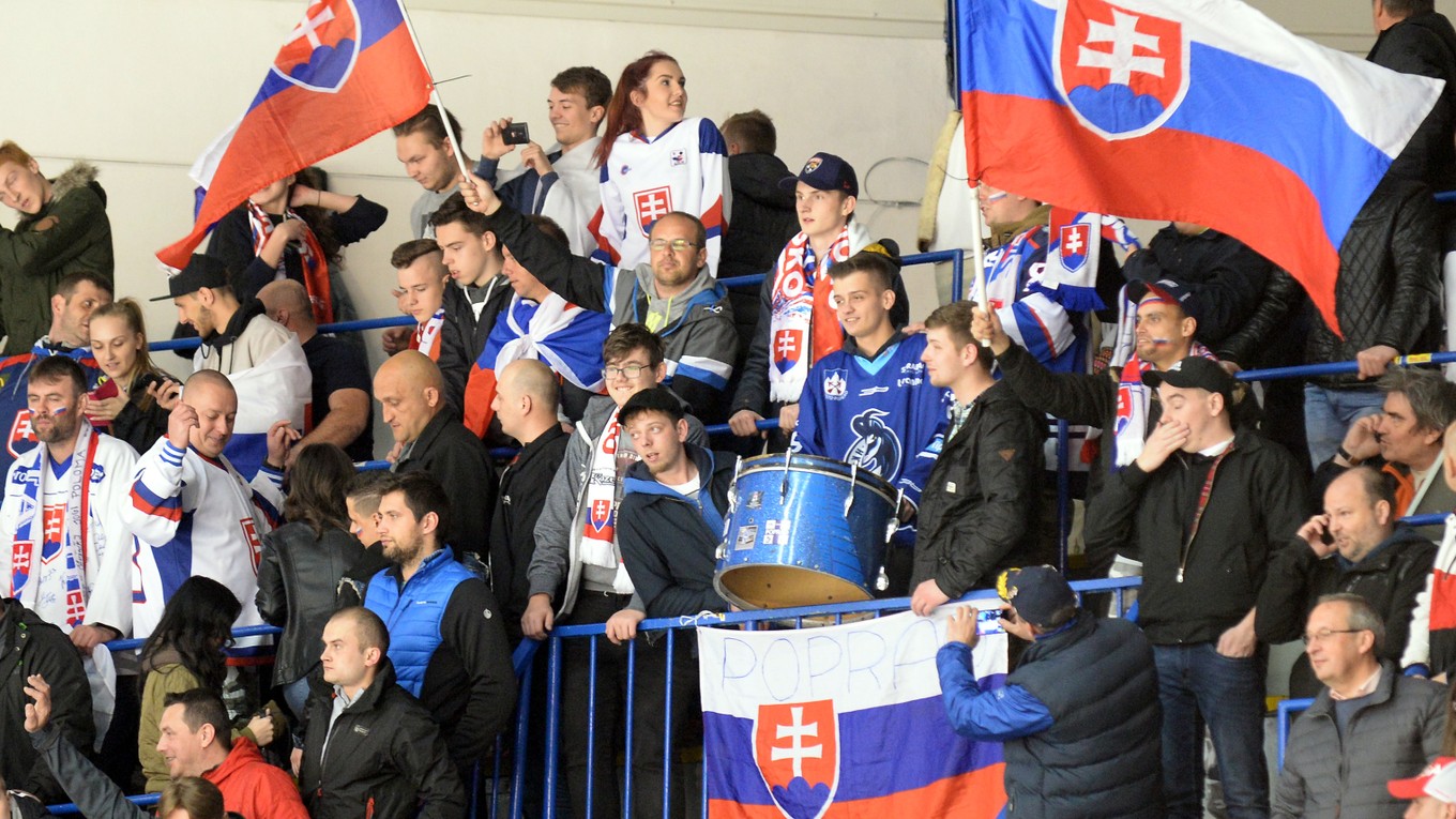Na snímke fanúšikovia Slovenska počas zápasu skupiny A na majstrovstvách sveta v hokeji hráčov do 18 rokov Slovensko - Fínsko na zimnom štadióne v Poprade 13. apríla 2017.